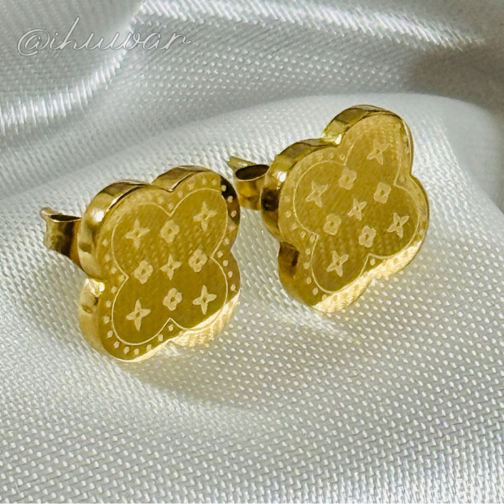 Four Leaf Clover 18K Gold Plated Stainless Steel Stud Earrings - Picture 4 of 6